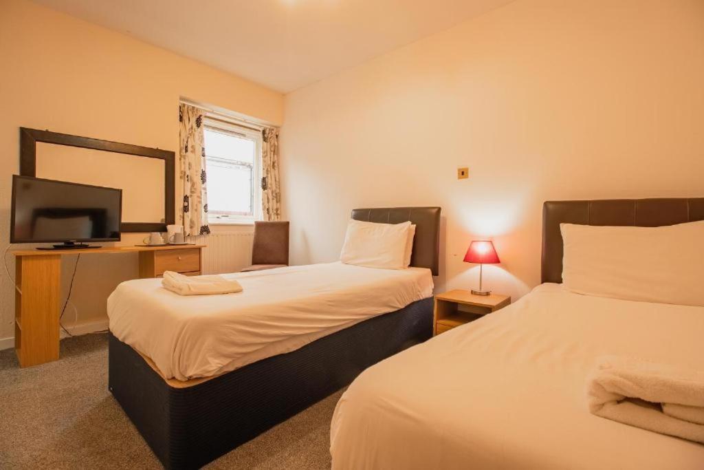 เดอะ เบน มอร์ Hotel Grantown-on-Spey ภายนอก รูปภาพ